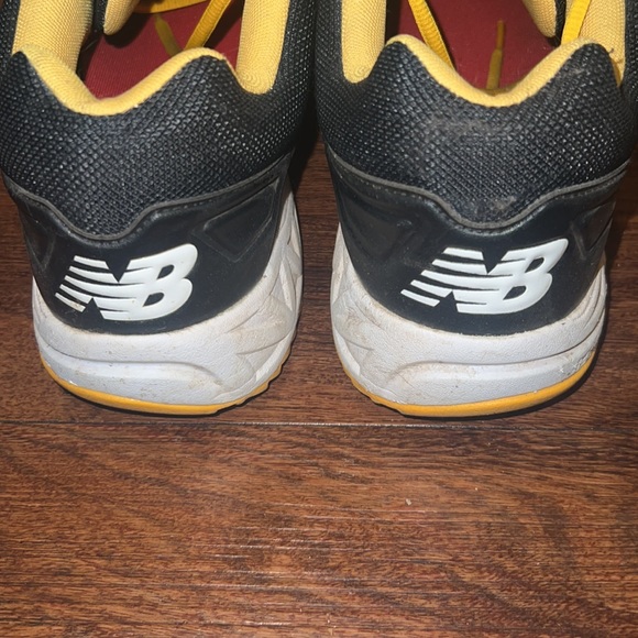 Size 13 New Balance black and yellow good condition - Picture 2 of 5
